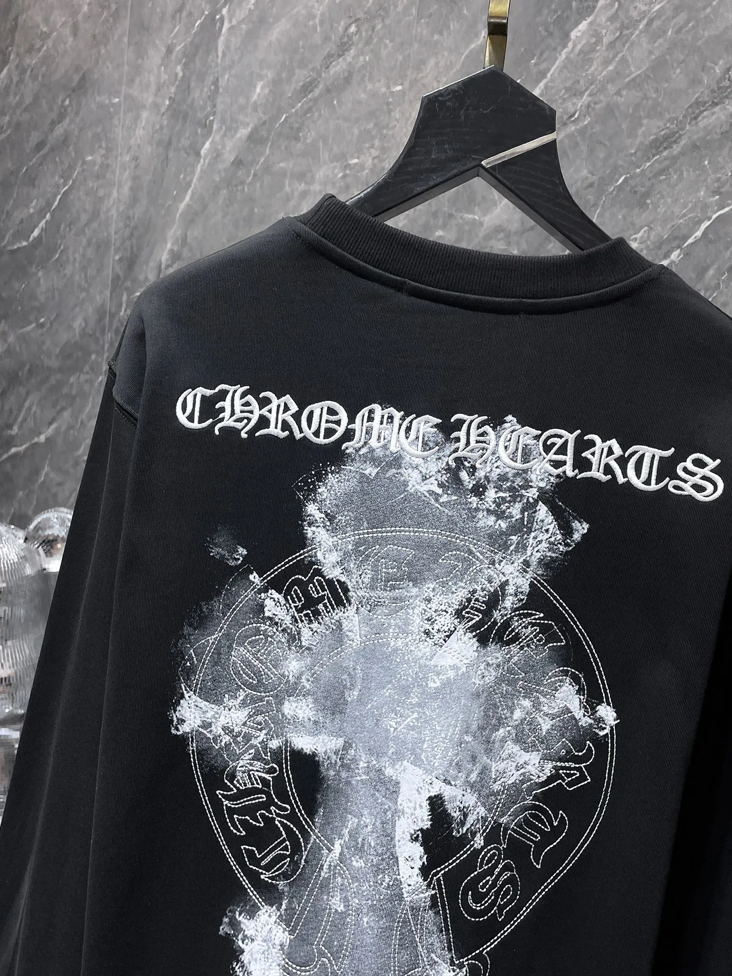 P216 Chrome Hearts Autumn and Winter 2025 Counter synchronization High-weight, environmentally friendly and high-quality top-quality fabrics Three-dimensional Sanskrit embroidered cross round neck sweatshirt Hand-painted dyeing and embroidery Counter synchronization 1:1 replica version Recommended color: black White Size: S, M, L, XL